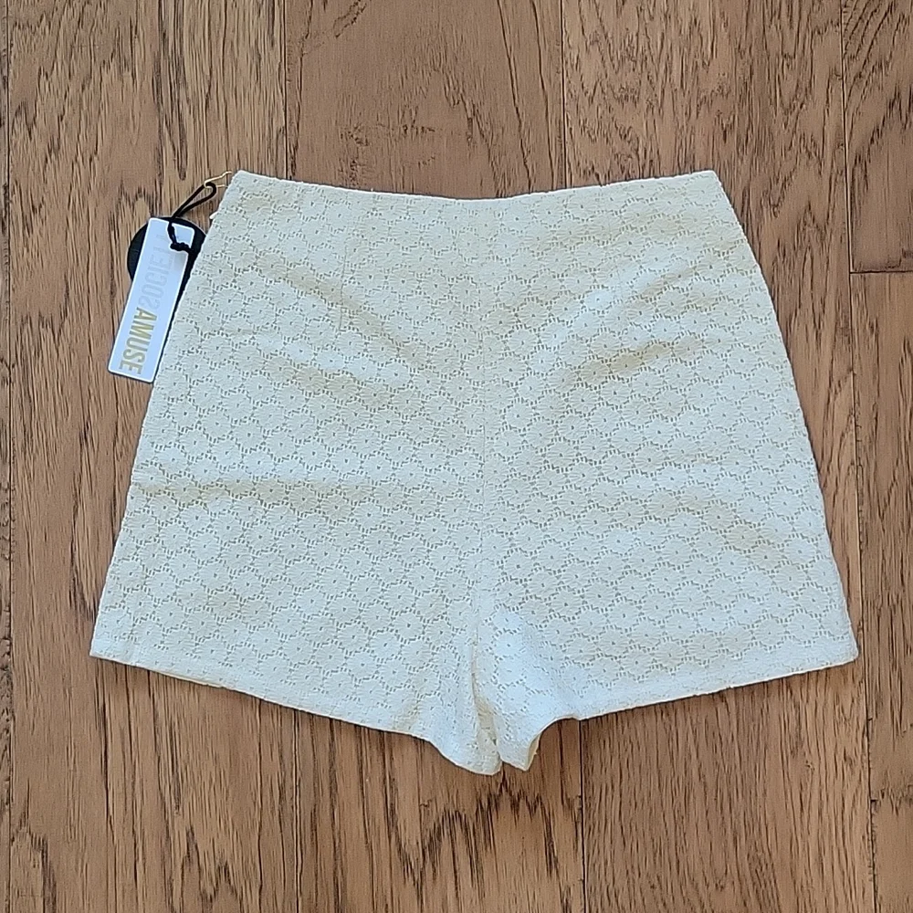 Amuse Society Eyelet Lace Shorts NWT - Picture 2 of 2